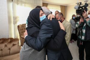 İstanbul’da kılıçlı saldırıda öldürülen Başak Cengiz’in annesi Beyhan Cengiz, evlerine