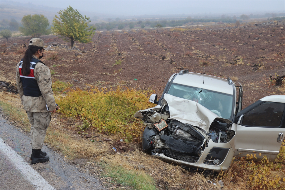 Kilis'te minibüs ile hafif ticari aracın çarpışması sonucu 3 kişi yaralandı