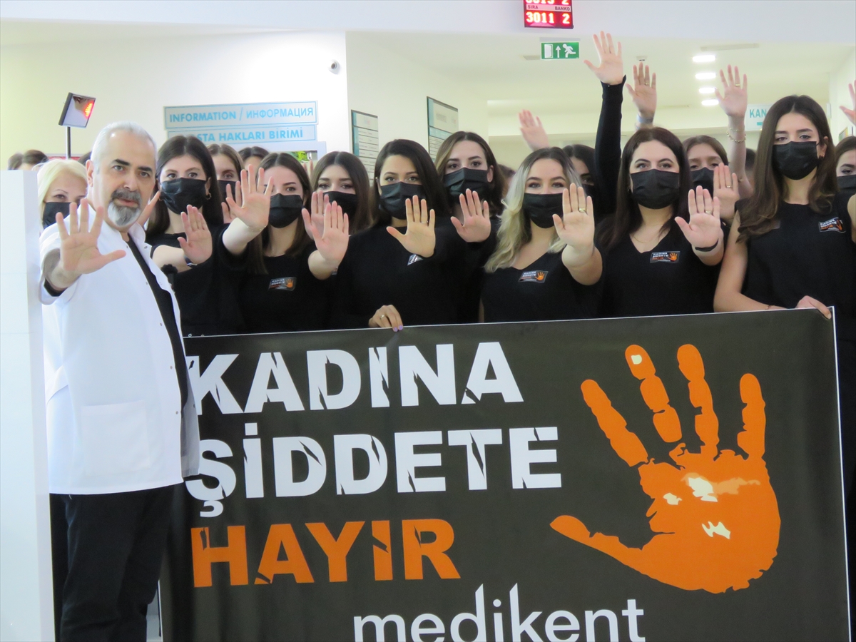 Kırklareli'nde sağlık çalışanları siyah kıyafetle “kadına şiddeti” protesto etti