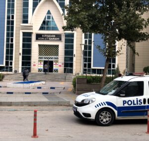 KIRŞEHİR (AA) – Kırşehir'in Akpınar ilçesinde eşini bıçakla öldüren tutuklu