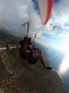 Zonguldak’ın Ereğli ilçesinde yaşayan iç mimar, kız arkadaşına yamaç paraşütünde
