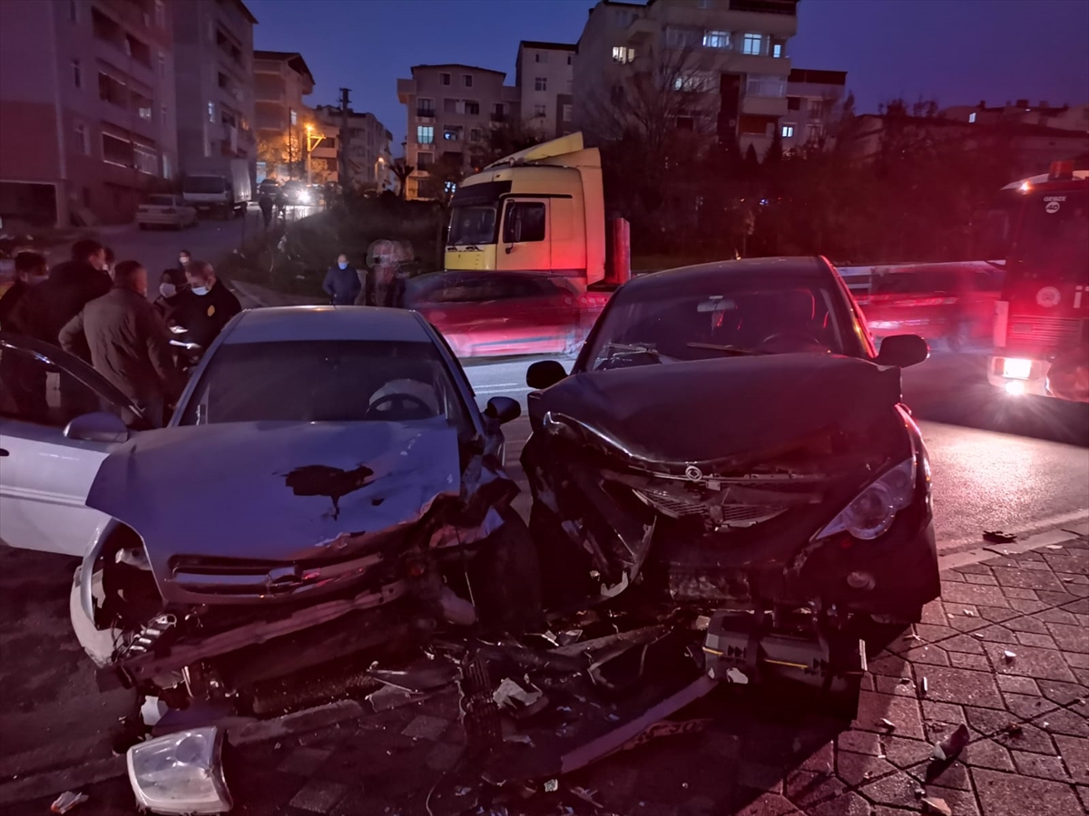 Kocaeli'de pikapla çarpışan otomobilin sürücüsü yaralandı