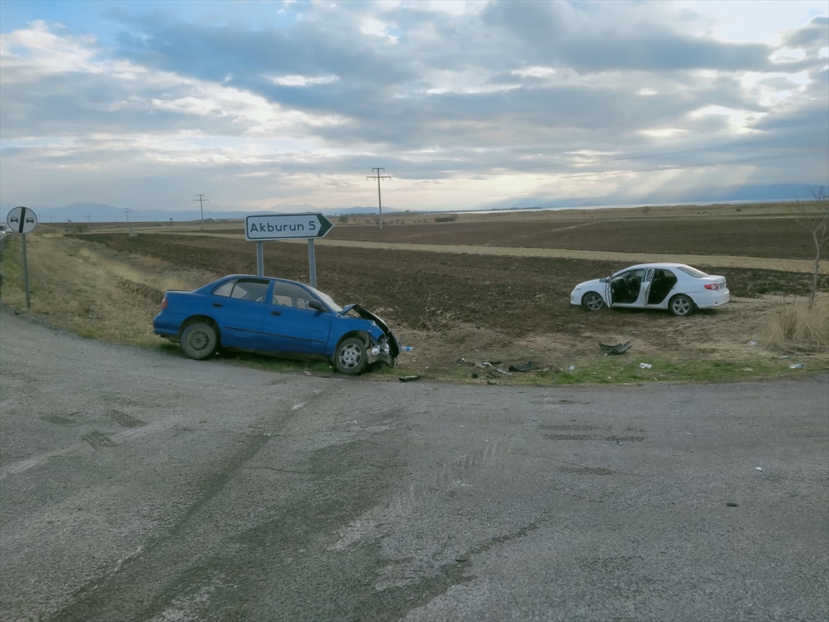 Konya'da çarpışan iki otomobildeki 4 kişi yaralandı