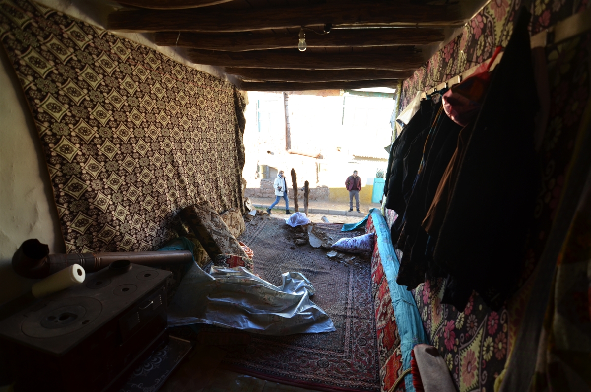Konya'daki depremde evi hasar gören aile yaşadıklarını anlattı