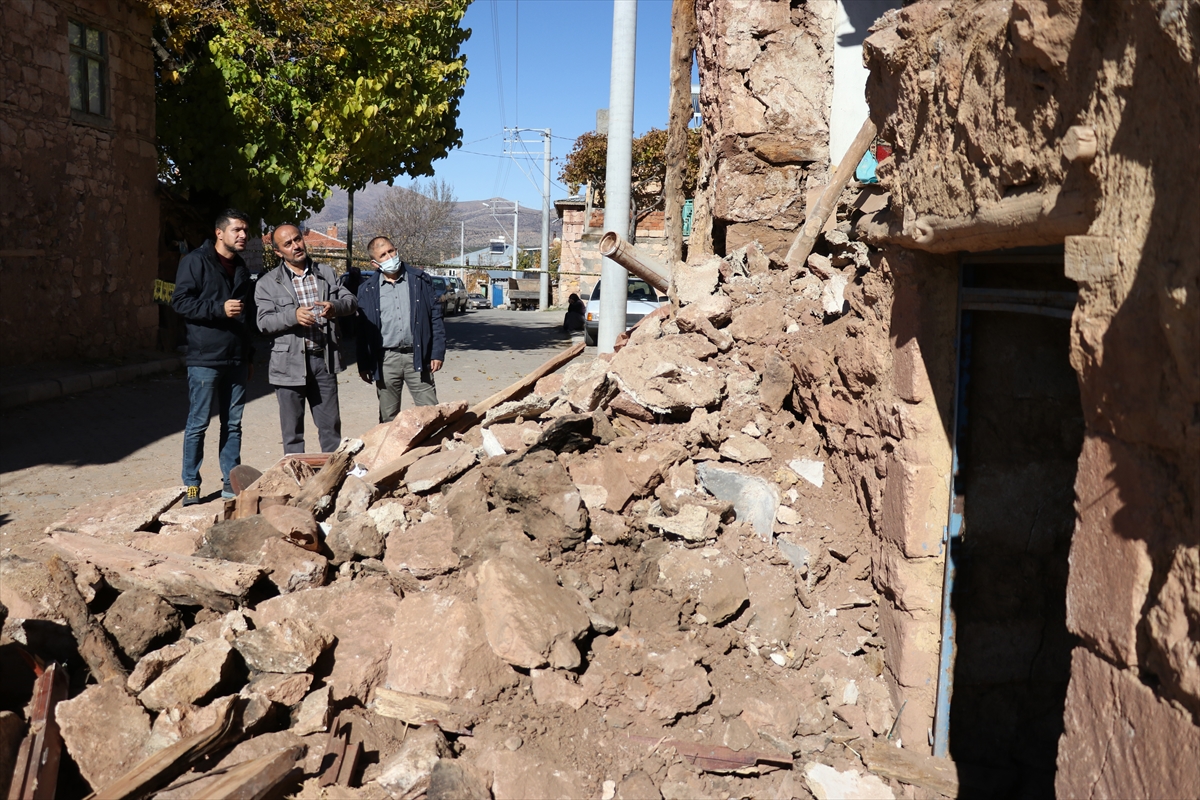 Konya'daki depremin merkez üssü Kızılören'de alan taraması yapılıyor