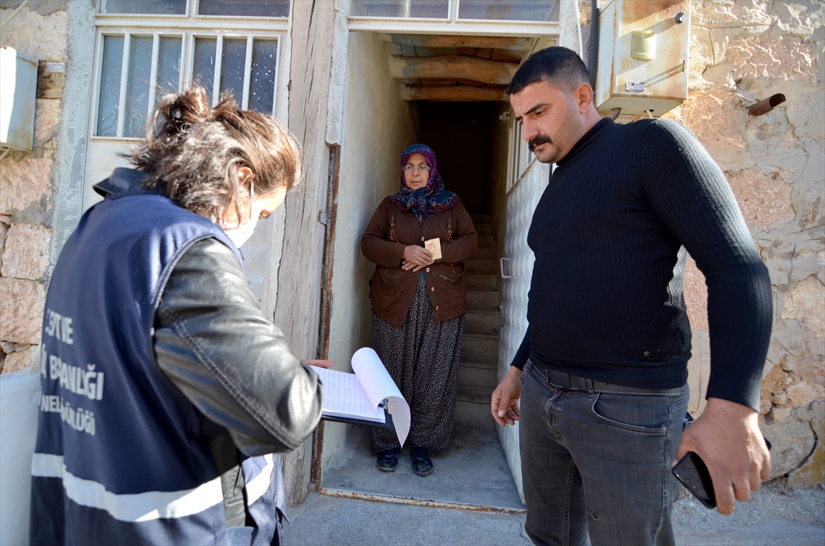 Konya'daki depremin merkez üssü Kızılören'de hasar tespit çalışmaları yapılıyor