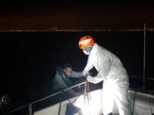 Aydın’ın Kuşadası ilçesi açıklarında sürüklenen lastik bottaki 19 düzensiz göçmen