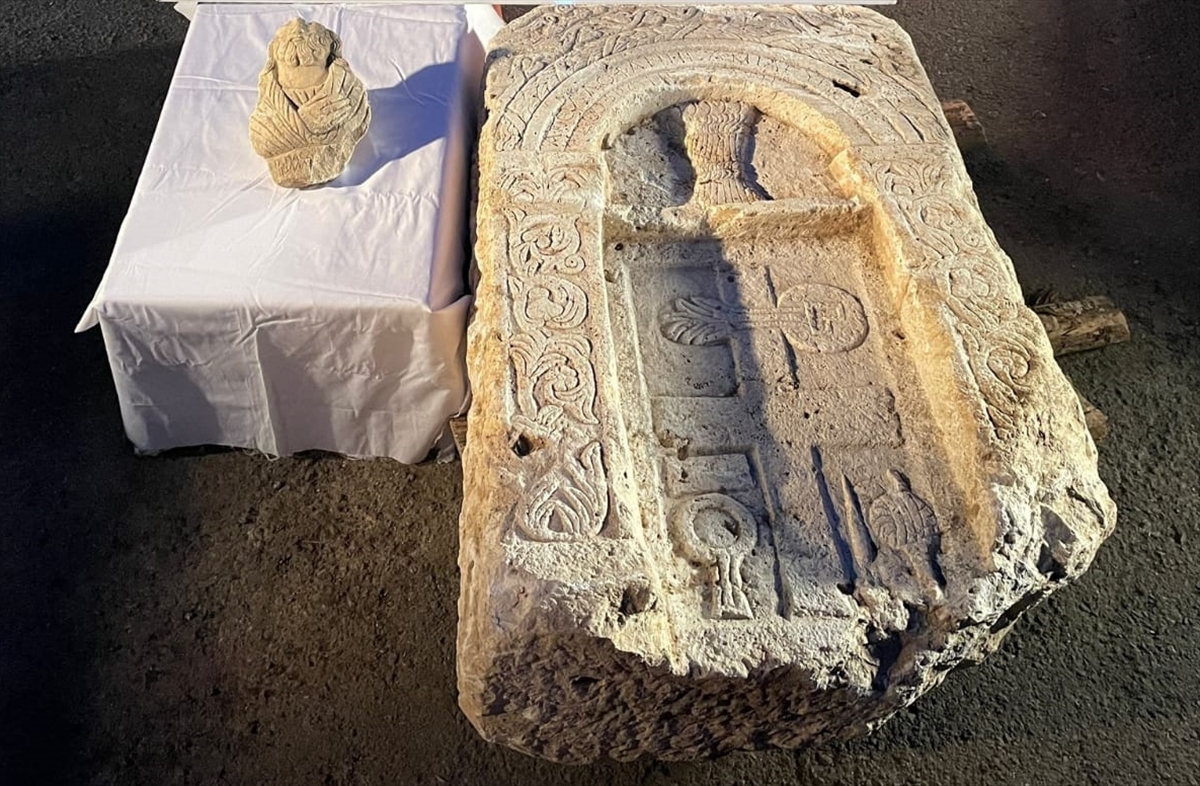 Kütahya'da Hazreti İsa heykeli ile mezar siteli ele geçirildi