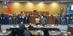 - Teşekkür belgesi verilen işçilerden birinin hatıra fotoğrafı öncesi takkesini