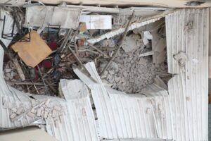 MALATYA (AA) – Malatya'da dün çöken iki katlı binanın enkazını