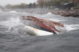 - 64 metrelik Ro-Ro gemisi, halatların kopması sonucu alabora oldu