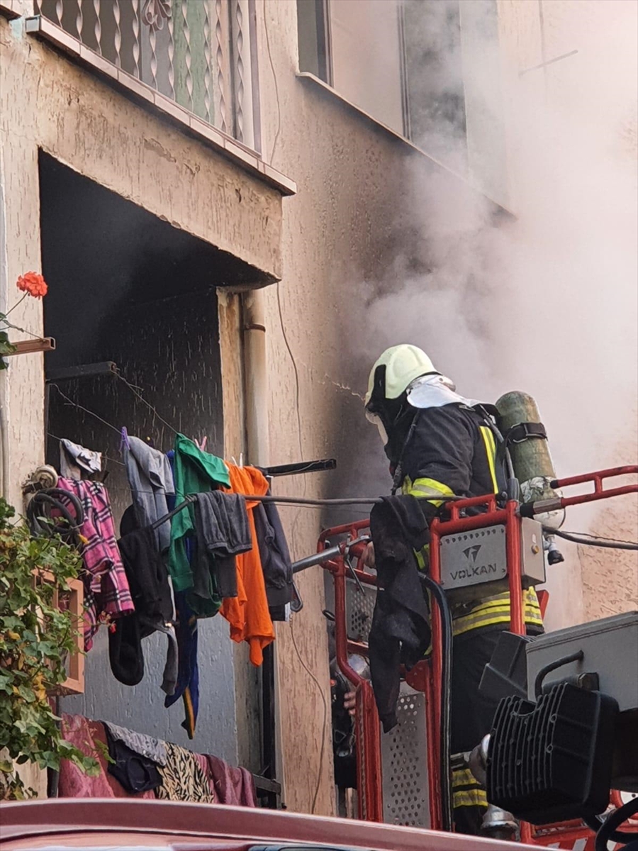 Manisa'da apartmanda çıkan yangında 6 kişi dumandan etkilendi