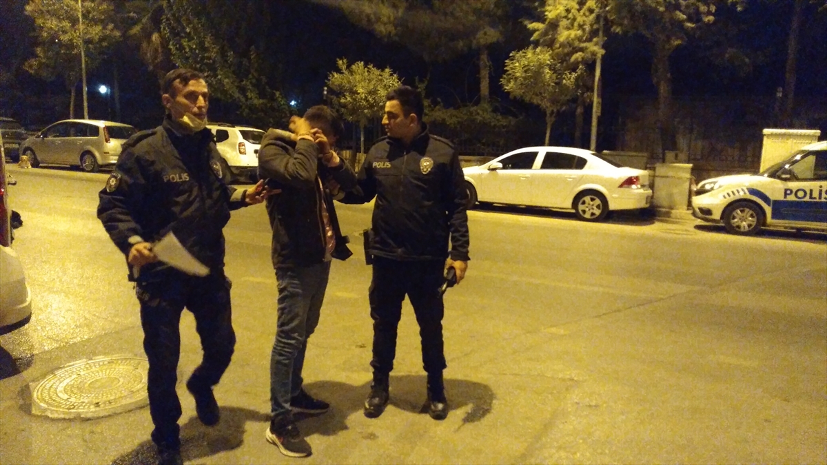 Manisa'da bir kişi, telefonunu almak isteyen bıçaklı gaspçıyı ruhsatsız silahıyla yaraladı