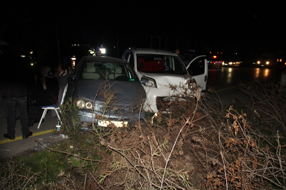 Manisa'da hafif ticari araç ile otomobilin çarpıştığı kazada 4 kişi yaralandı