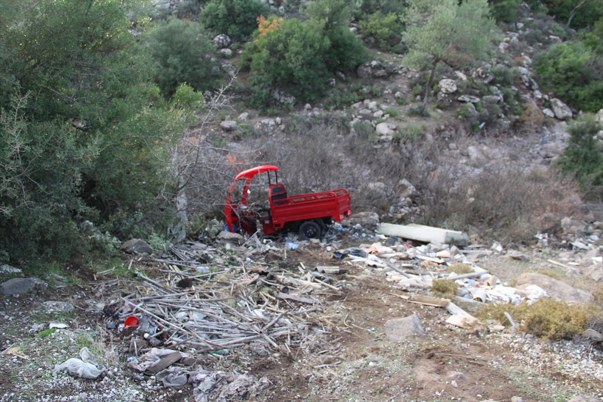 Manisa'da şarampole devrilen elektrikli bisikletteki 2'si çocuk 4 kişi yaralandı