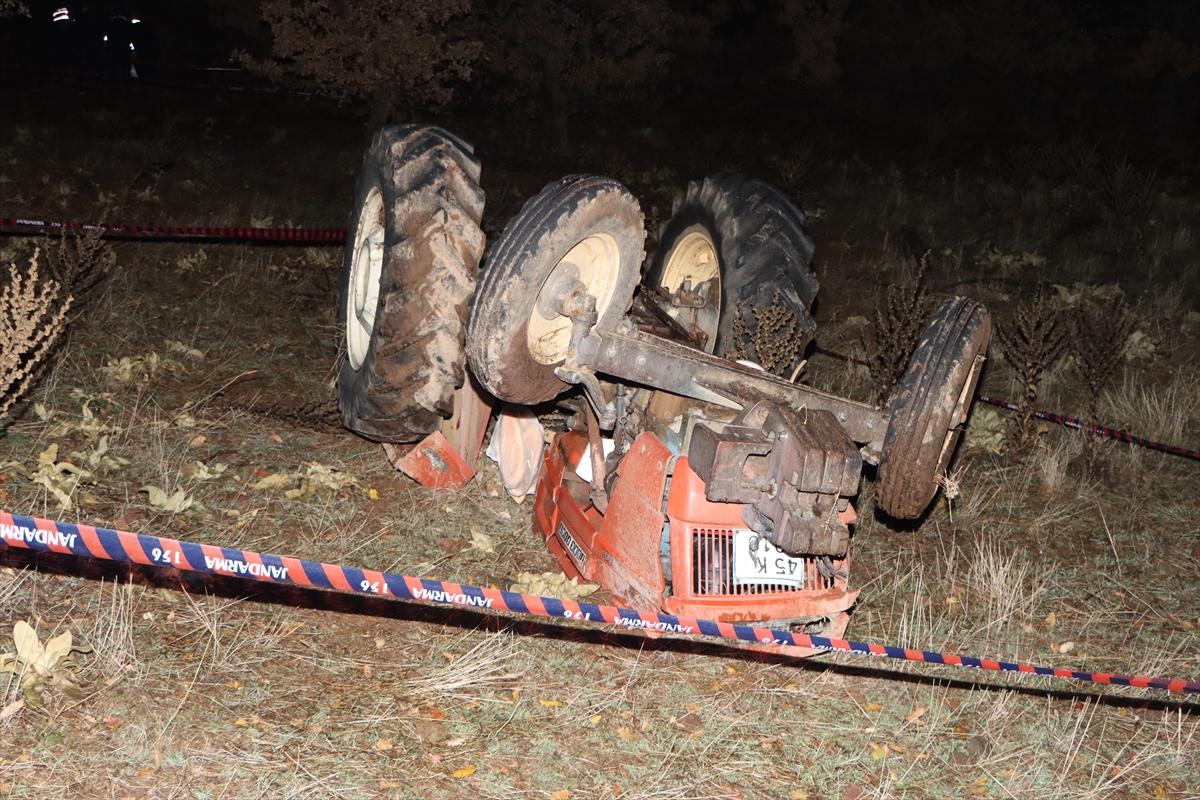 Manisa'da şarampole devrilen traktörün sürücüsü öldü