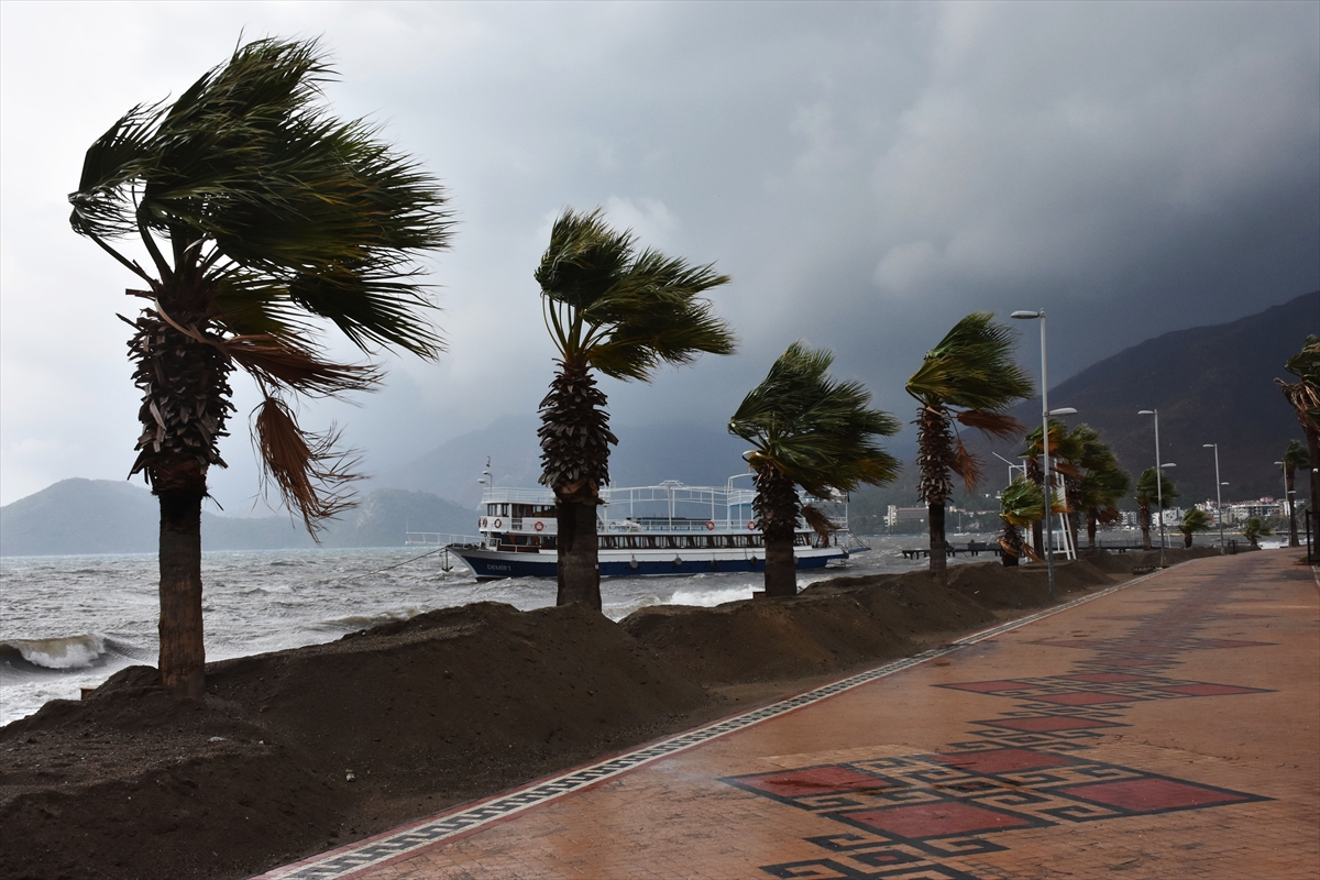 Marmaris'te iki tekne fırtına nedeniyle karaya oturdu