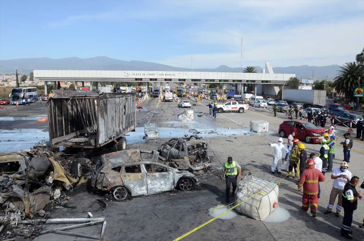 Meksika'da freni arızalanan kamyonun araçlara çarpması sonucu 19 kişi öldü