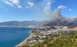 MERSİN (AA) – Mersin'in Bozyazı ilçesinde çıkan orman yangınına havadan