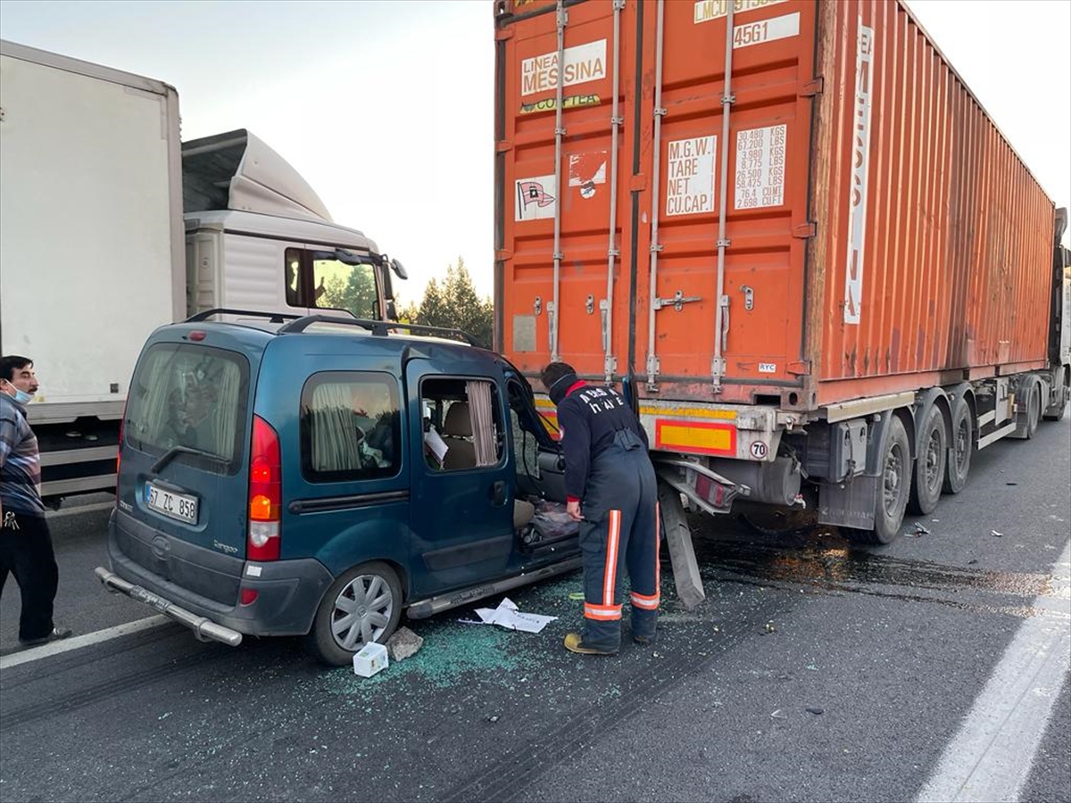 Mersin'de hafif ticari aracın tıra çarptığı kazada 5 kişi yaralandı