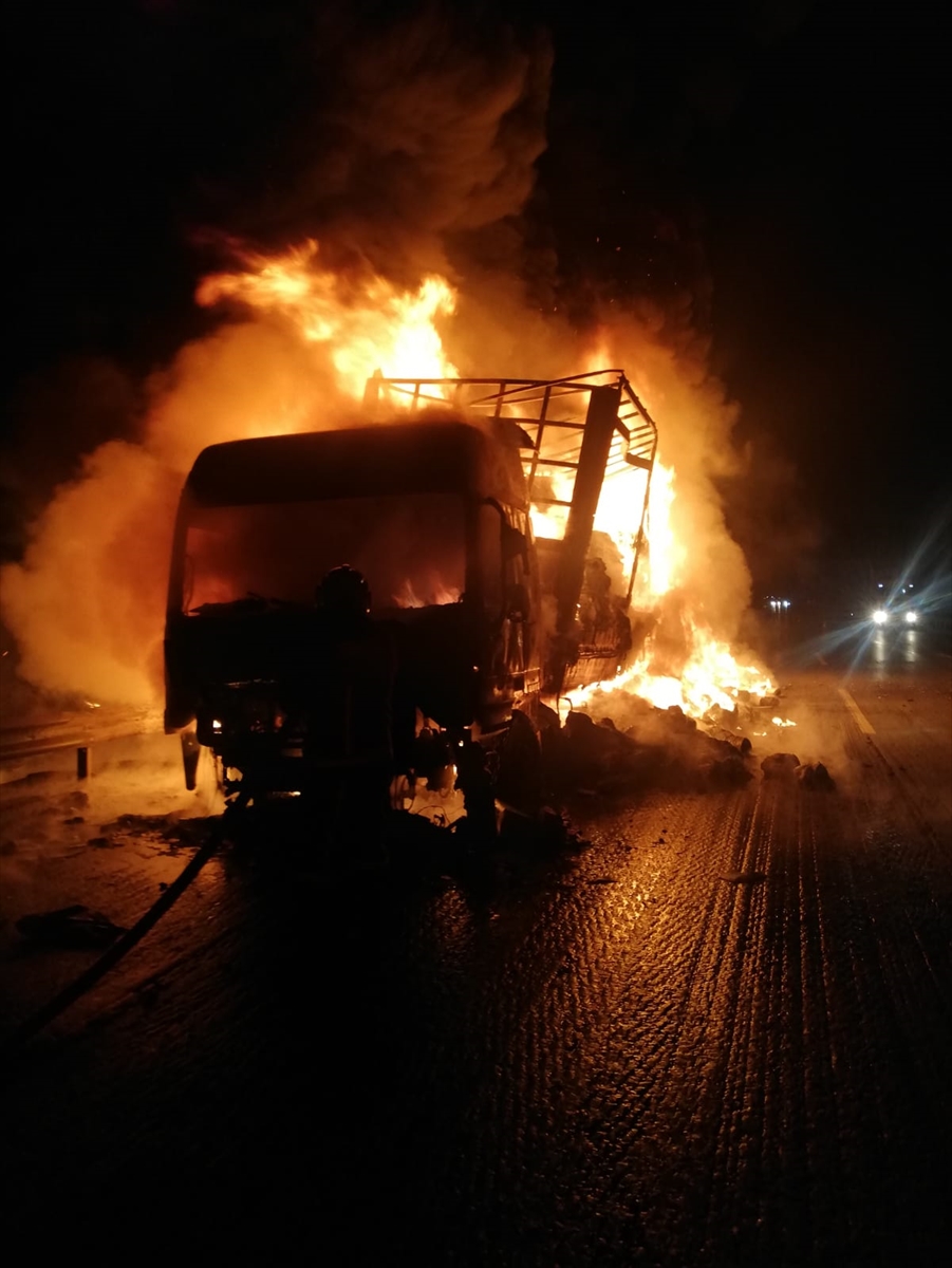 Mersin’de iplik yüklü tır yandı