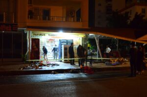 MERSİN (AA) – Mersin'in Mezitli ilçesinde kontrolden çıkan bir otomobilin