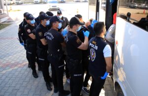 MERSİN (AA) – Mersin'de, sosyal medyada hesaplarını ele geçirdikleri kişilerin