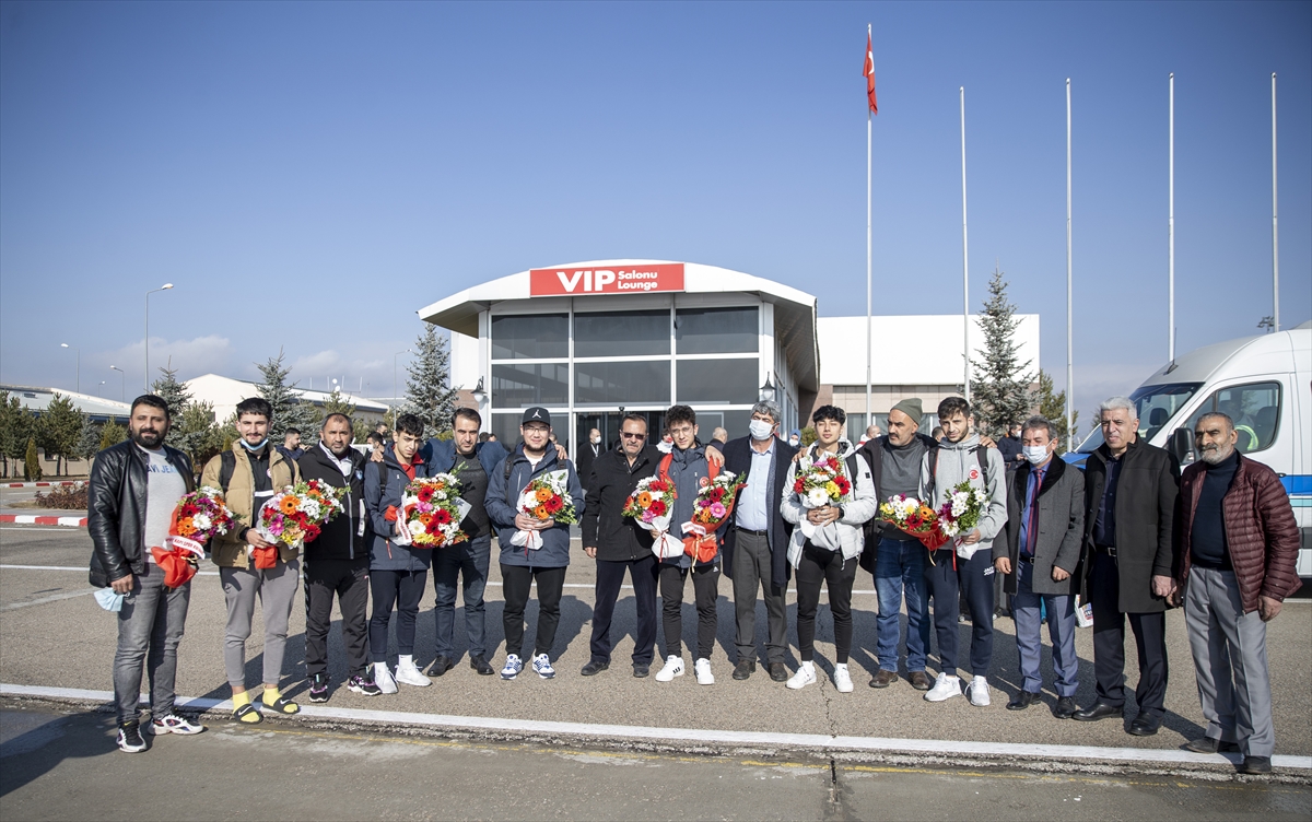 Milli curlingciler ve milli patenci Akar, Erzurum'da davul zurnayla karşılandı