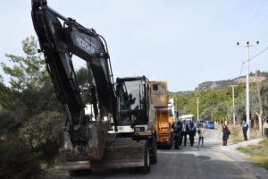 MUĞLA (AA) – Muğla'nın Menteşe ilçesinde imara aykırı yapıların yıkımı