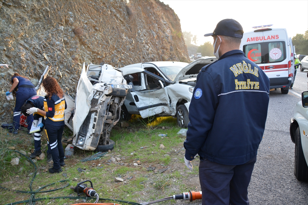 Muğla'da kamyonetle çarpışan otomobilin sürücüsü öldü