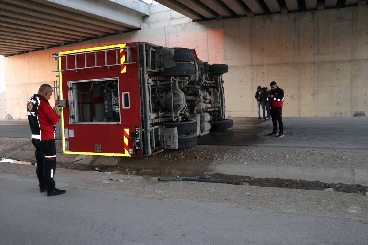 Niğde'de devrilen itfaiye aracındaki 2 kişi yaralandı