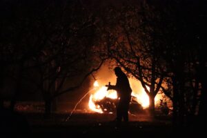 NİĞDE (AA) – Niğde'de bir evin bahçesindeki boş karavanda meydana