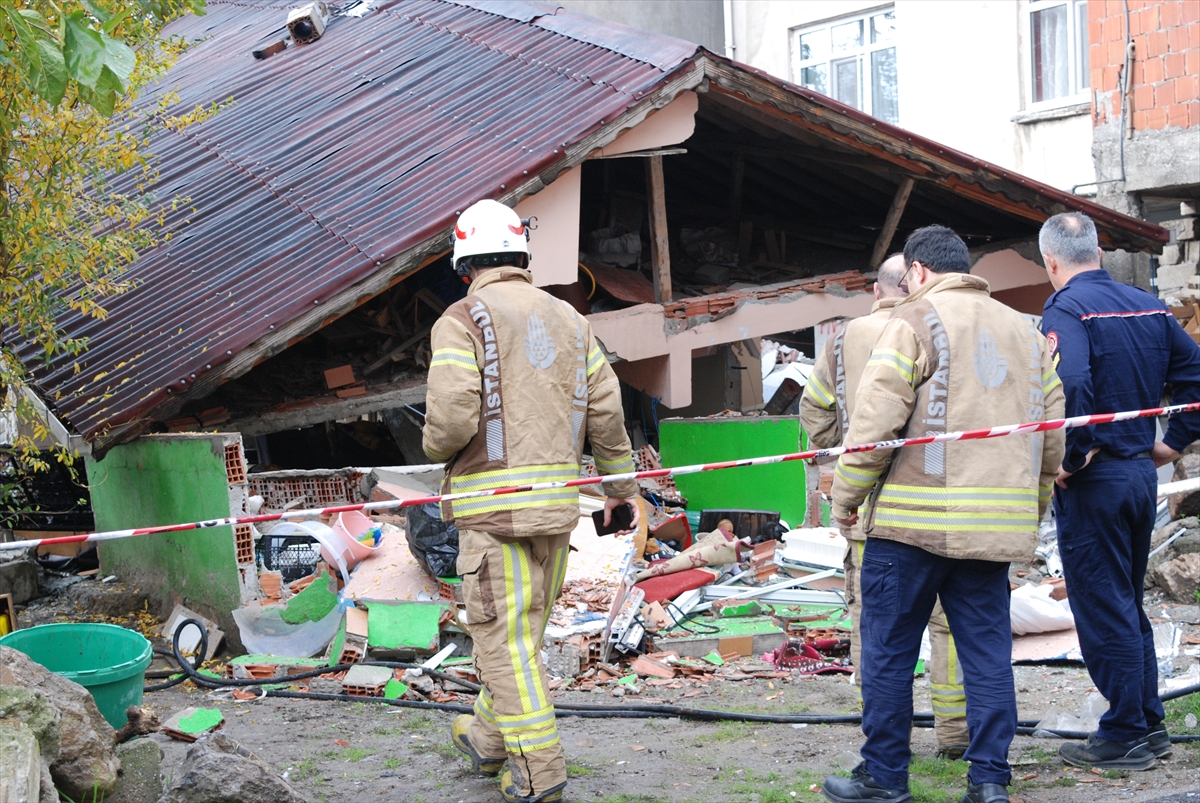 Pendik'te tek katlı müstakil ev tüp patlaması sonucu çöktü