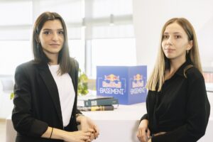 - ToplaGel girişiminin kurucuları Elif Bilge Gürgür ile Eylül Nisa