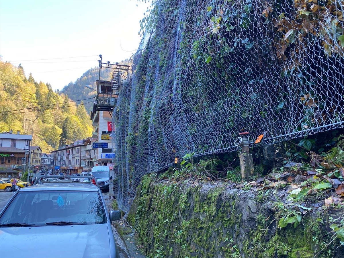 Rize'de kaya düşme riskine karşı 8 bin metrekarelik yamaç çelik ağla kaplandı