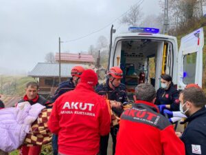 RİZE (AA) – Rize'nin Çamlıhemşin ilçesinde, uçuruma düşen kadın ile