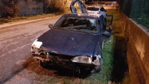 SAKARYA (AA) – Sakarya'nın Sapanca ilçesinde duvara çarpan otomobildeki 5