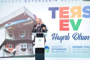 - Evi gezen küçük çocuklar şaşkınlıklarını gizleyemedi, vatandaşlar öz çekim