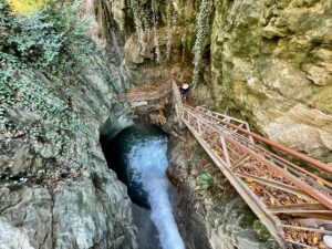 DÜZCE (AA) – Düzce'de doğal güzelliğiyle dikkati çeken Samandere Şelalesi