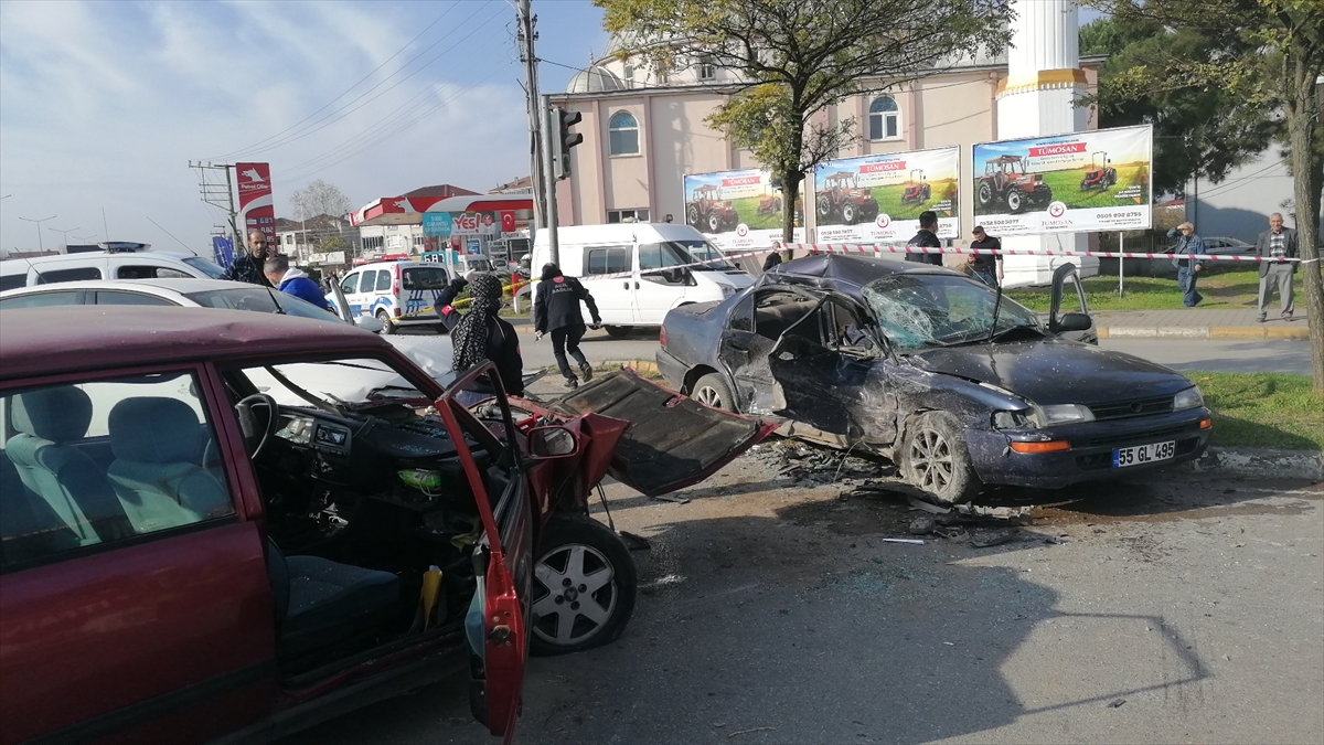 Samsun'da üç otomobilin karıştığı trafik kazasında 1 kişi öldü, 3 kişi yaralandı