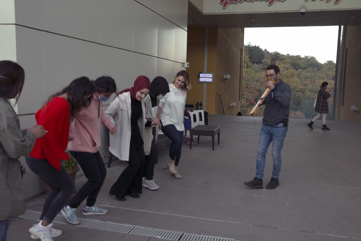Samsun'da yurtta kalan üniversite öğrencileri kemençeli hamsi şenliğinde eğlendi