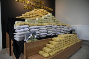 ŞANLIURFA (AA) – Şanlıurfa'da kamyonette 217 kilogram eroin bulundu, 5