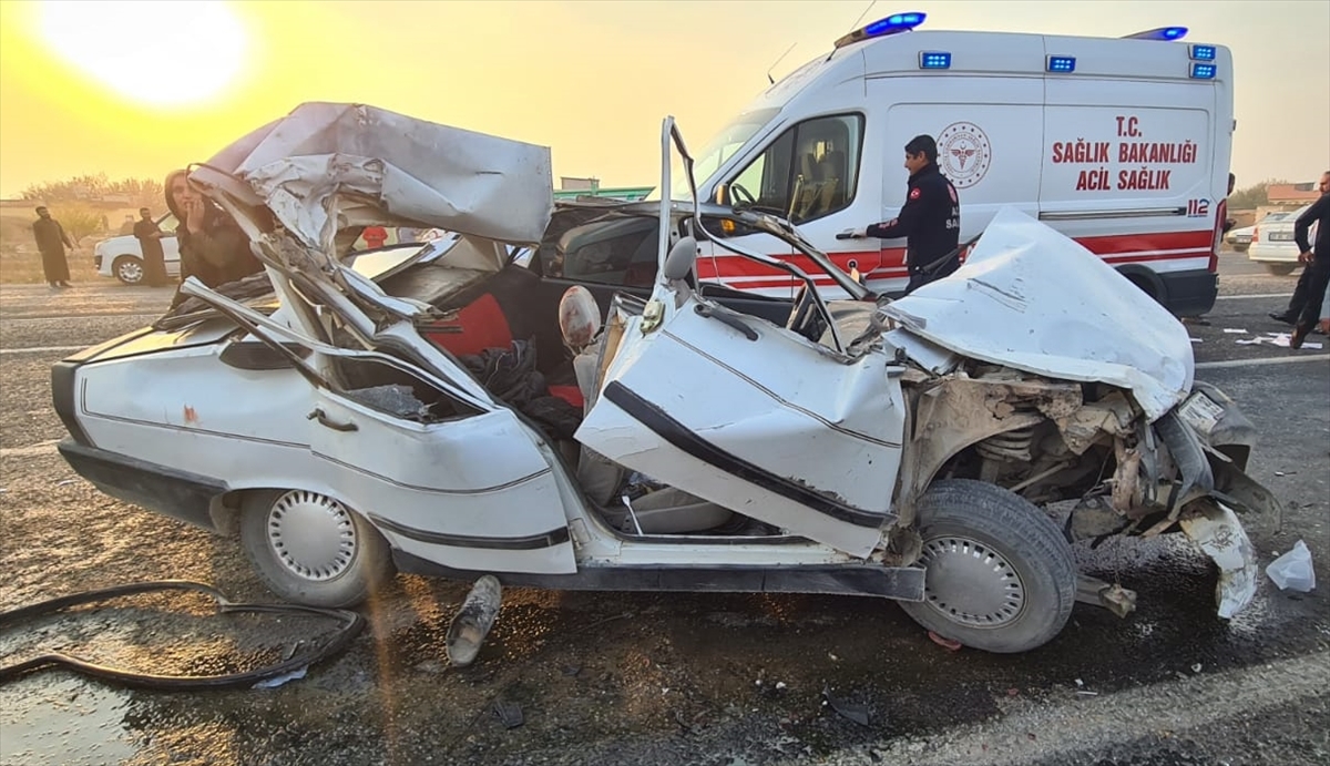 Şanlıurfa'da tırın otomobile çarpması sonucu 5 kişi yaralandı