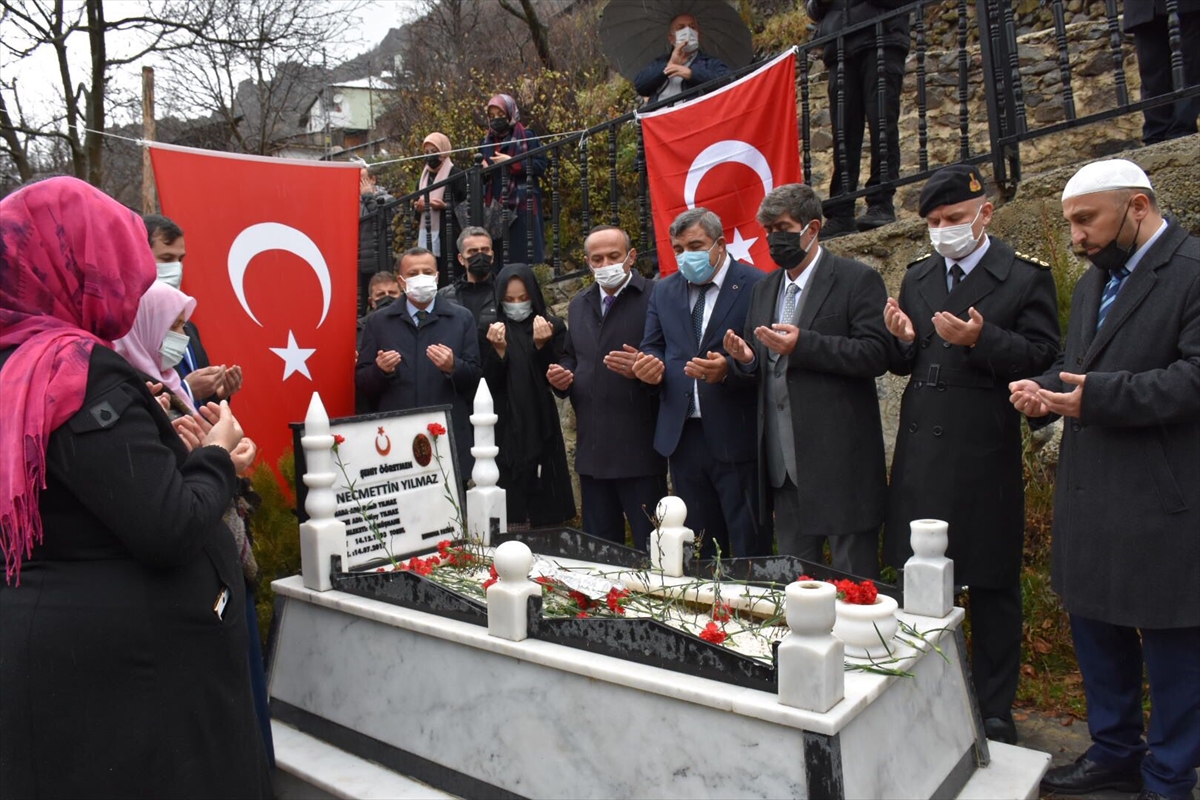 Şehit öğretmen Necmettin Yılmaz kabri başında anıldı