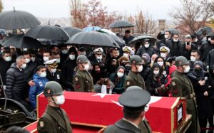 - Cenaze törenine, Milli Savunma Bakanlığı mensupları, siyasi parti temsilcileri