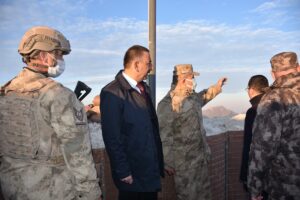 SİİRT (AA) – Siirt Valisi Osman Hacıbektaşoğlu, Eruh ilçesindeki askeri