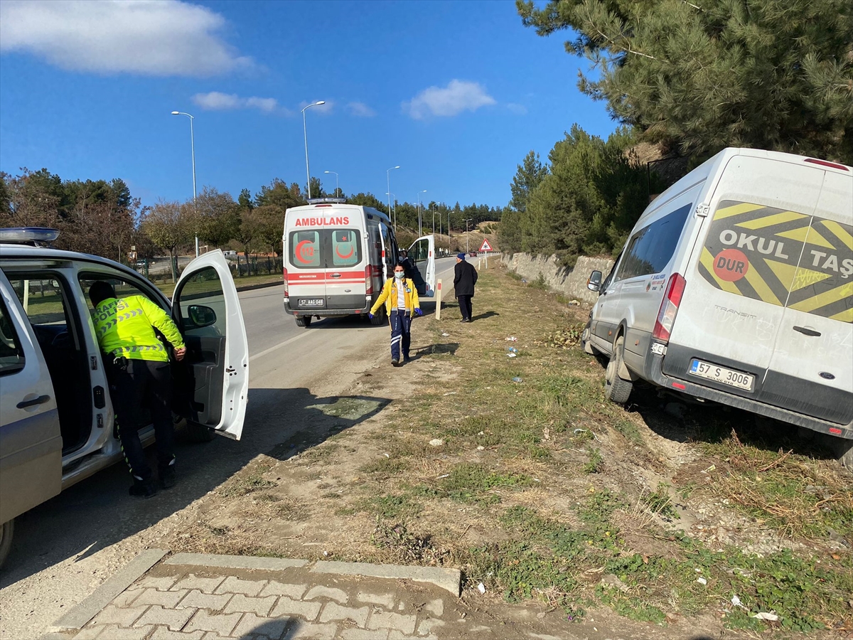 Sinop'ta öğrenci servisinin istinat duvarına çarptığı kazada 3 kişi yaralandı
