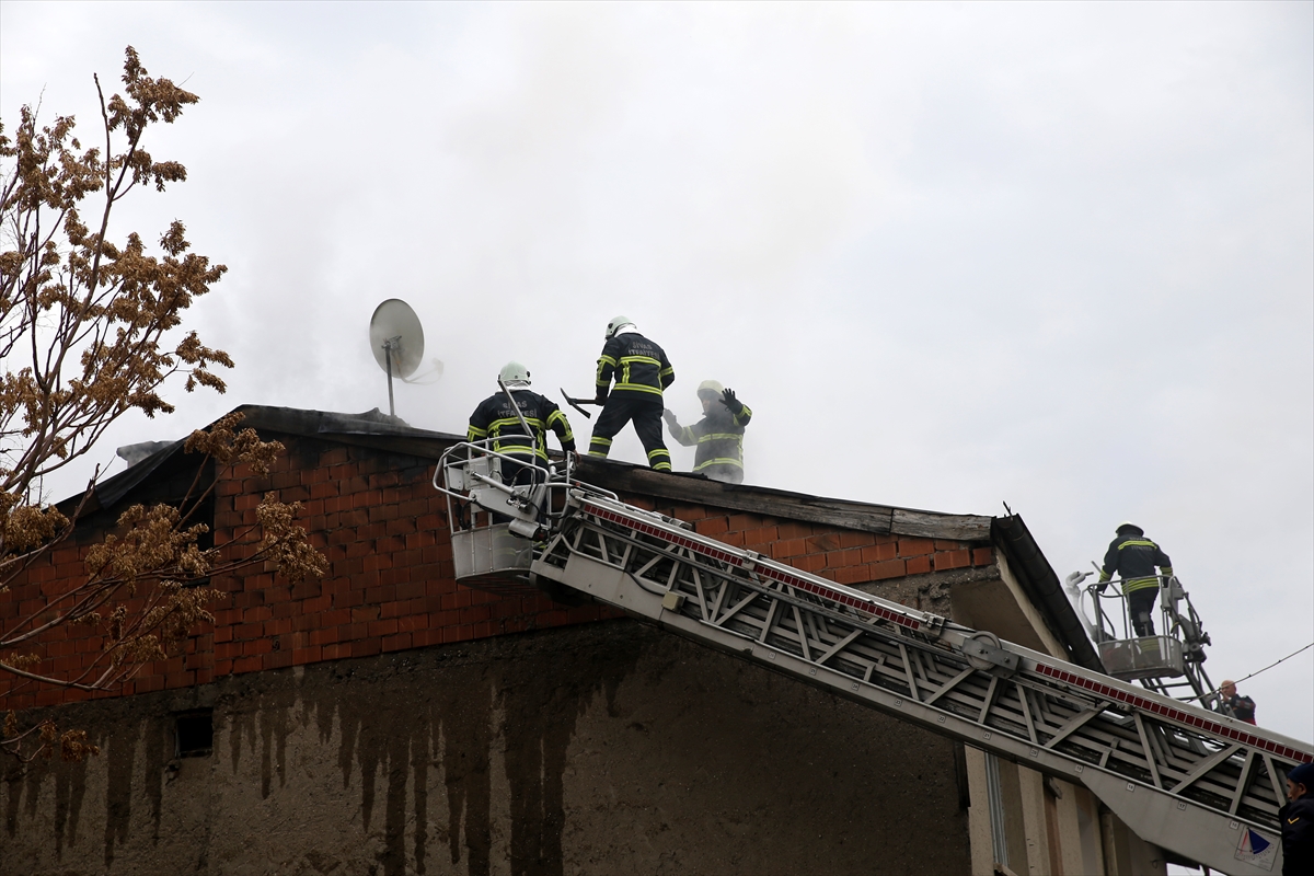 Sivas'ta iki katlı evin çatısında çıkan yangın hasara neden oldu