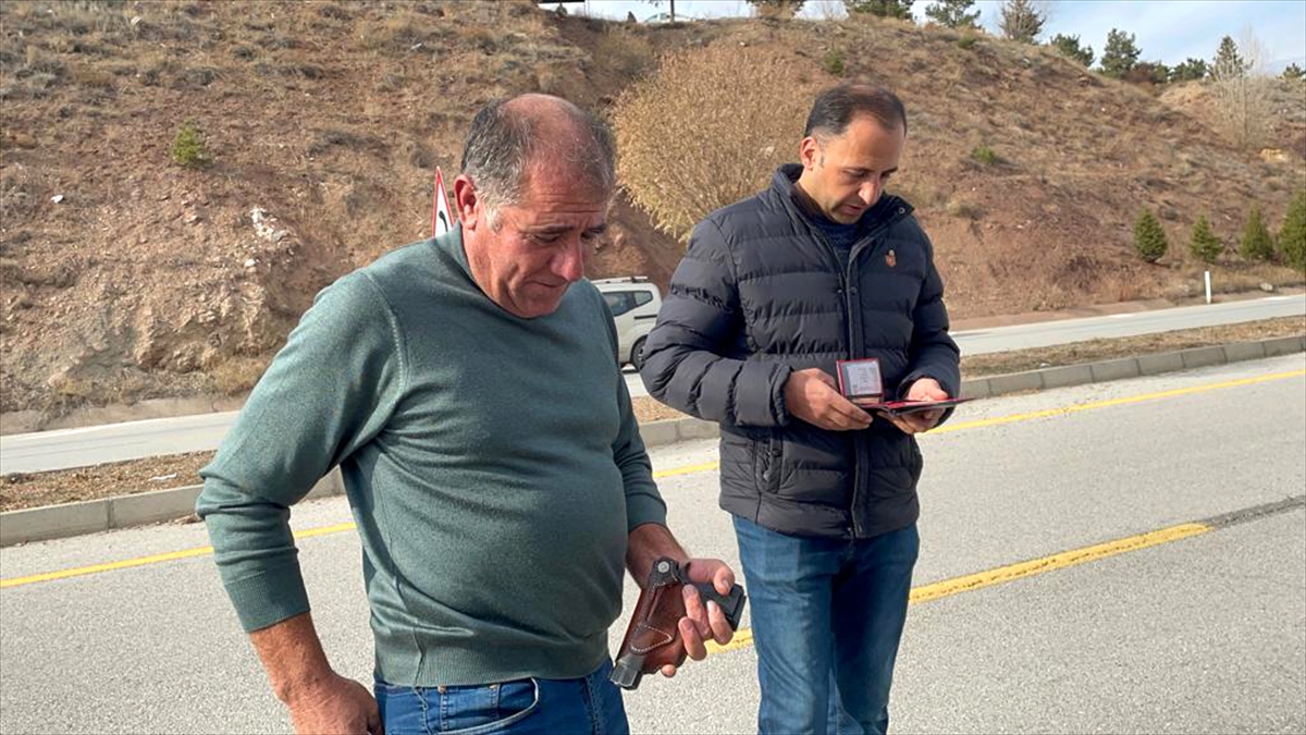Sivas'ta muhtarın düşürdüğü tabancayı yoldan geçen sürücü buldu