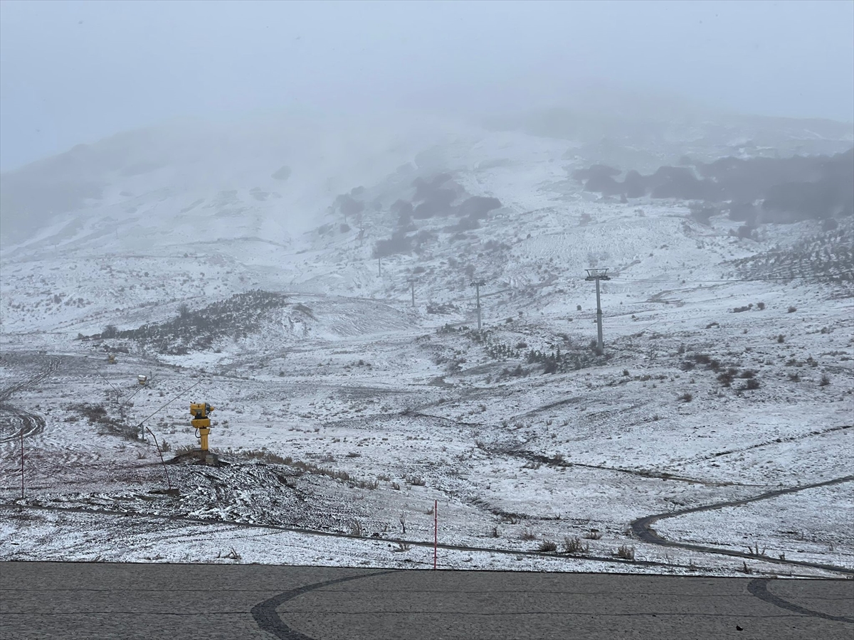 Sivas'ta Yıldız Dağı Kayak Merkezi'ne kar yağdı